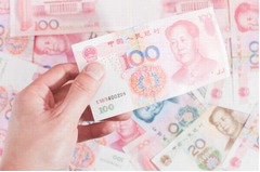 7年遅れの&ldquo;謝罪&rdquo;に賛辞の声、ニセ札を使った女性と店主が和解。