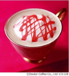 ドトールが濃厚ティラミスラテ、華やかなフランボワーズソースと共に。