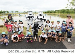 スター・ウォーズ田んぼアート、5歳から80歳までの老若男女が田植え。