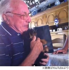 妻亡くした祖父に&ldquo;贈り物&rdquo;、家族の温かいサプライズに感激の涙。