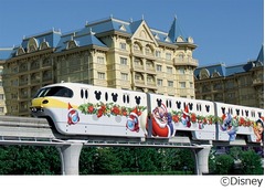 スティッチモノレールもXmasに、サンタ帽かぶったミッキー型吊革も注目。