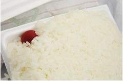 45％がお昼ご飯は「ぼっち飯」、ランチの相手は&ldquo;パソコン&rdquo;との回答も。