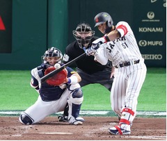 鈴木の勝ち越しソロ本塁打　野球