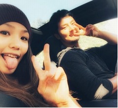 ダルビッシュ夫妻の&ldquo;仲良しピースショット&rdquo;