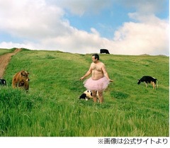 世界に出没&ldquo;裸にチュチュ&rdquo;男、怪しさ全開の活動に取り組む理由とは。