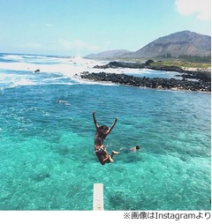 深キョンがビキニ姿で海へダイブ、楽しさが伝わる連続写真に大反響。