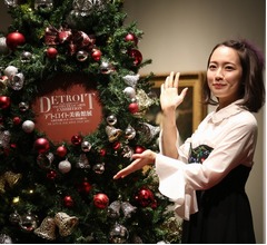 吉岡里帆、クリスマス仕様の美術館にわくわく