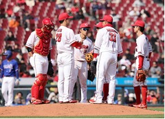 マウンドに集まる広島ナイン　プロ野球