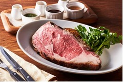 はちみつ&times;ビールソースのプライムリブ、好みの厚さで切って提供。