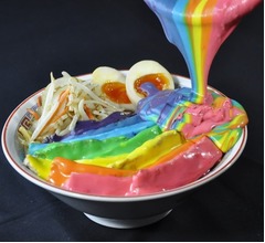 SNS映えに振り切った&ldquo;レインボーラーメン&rdquo;爆誕