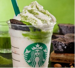 チョコケーキ丸ごと1つ乗った大胆フラペチーノ