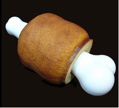 &ldquo;マンガ肉&rdquo;型バウムクーヘン、大きな骨付きの肉塊をスイーツで再現。