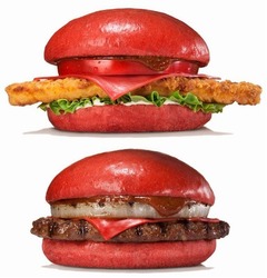衝撃的に赤い「AKA バーガー」、バンズもチーズもソースも真っ赤。