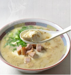 一風堂が&ldquo;麺の代わりに豆腐&rdquo;、「白丸とんこつ100年豆腐」を限定販売。