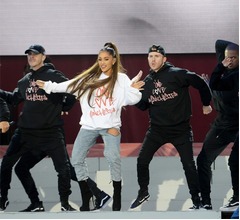 アリアナ・グランデ、テロで中断のツアー再開