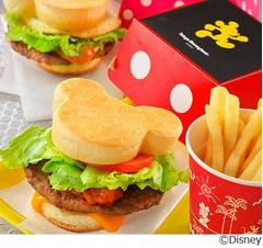 &ldquo;ミッキー型パン&rdquo;のバーガー、TDLのレストランに新メニュー登場。