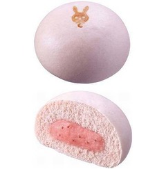 限定ルナルナいちごミルクまん、薄いピンク色とうさぎ焼印のカワイイ系。