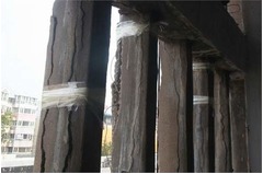 【写真】建物のひび割れをテープで補修、「手抜き工事だ」と批判相次ぐ。