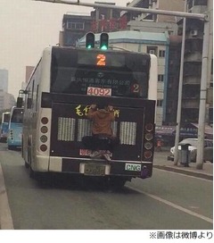 バス後部に掴まってタダ乗り、何度も&ldquo;乗り継ぎ&rdquo;する姿が目撃される。