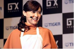 倉科カナ&ldquo;食材の格好&rdquo;に困惑、CMでお米やお肉の気持ちを伝える。