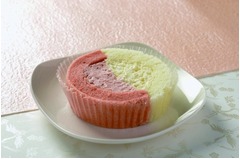 ローソンが紅白のロールケーキ、生地もクリームも苺＆ミルクで半々。