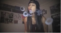 【写真】タバコの煙で見事な&ldquo;輪芸&rdquo;、3つの輪っかを通すように連射。