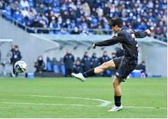 勝ち越しゴールを決める半田　Ｊリーグ