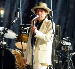  ボブ・ディラン、ようやくノーベル賞受け取りへ