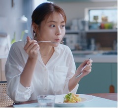 有村架純が慣れた手つきでパスタ作る新CM、笑顔いっぱいに頬張り「はまるわ〜」