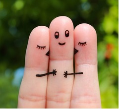 日本の&ldquo;一夫多妻家族&rdquo;に衝撃走る