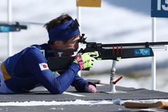 的を狙う佐藤圭一