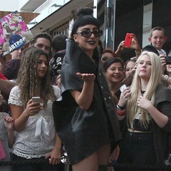 ガガが無名デザイナー気に入る、手がけたすべての作品を購入し絶賛。