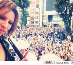 X JAPANが新宿でゲリラライブ、YOSHIKIがステージ側からの写真公開。