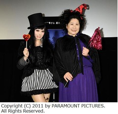 きゃりーぱみゅぱみゅがハロウィン衣裳コーデ、あき竹城を&ldquo;闇の魔女&rdquo;に。