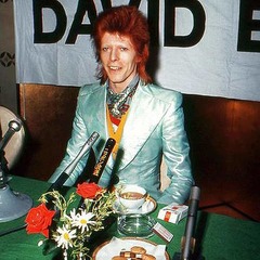 D・ボウイの&ldquo;日本の友だち&rdquo;、公式サイトに坂本龍一らがメッセージ。