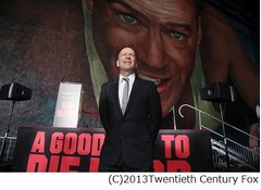 巨大壁画にブルース感激の涙、45m&times;12mの&ldquo;世界で最もツイてない男&rdquo;。