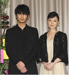 綾野剛に共演女優陣が高評価、主演作「シャニダールの花」舞台挨拶。