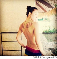 秋元才加がセクシーな背中披露、&ldquo;天使の羽&rdquo;描いた上半身裸ショット。