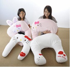 ハローキティの&ldquo;抱かれ枕&rdquo;登場、心地良い「浮輪のような浮遊感」。