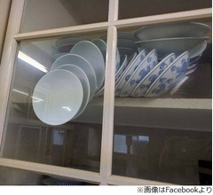 助けて！ 皿割らずに食器棚開けるには&hellip;&hellip;