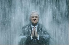 滝に打たれる宇宙人ジョーンズ、シリーズ9年目でサントリー社屋初訪問。