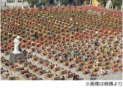 【写真】校庭で1200人が一斉にテスト、目的は「カンニングの防止」など。