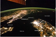 【写真】宇宙から見た&ldquo;暗闇&rdquo;の北朝鮮、朝鮮半島の夜景ではっきり。