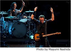 全米騒然の事件へ捧げる演奏、ブルース・スプリングスティーンが披露。