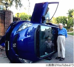 &ldquo;車横転記念&rdquo;で老夫婦パチリ「もうこんな状況になることないから」。