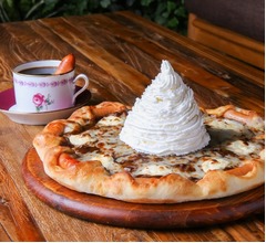 ピザハット&ldquo;衝撃&rdquo;の大冒険「ウインナーコーヒーピザ」なぜ作った&hellip;