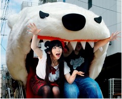 モフモフの&ldquo;人喰い白熊&rdquo;走る、毛で覆われたキャラクター人力車。