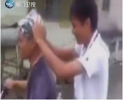 バイクに乗りながら洗髪で物議、ヘルメット着用義務違反などで警察が捜査。