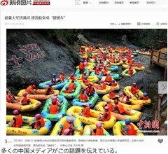 水面埋め尽くす人とボート、混みすぎな川下り