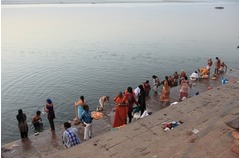 自撮り原因で7人死亡する事故、増水した川で溺れ救助者も次々流される。